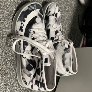 Nobull mid canvas trainers “artists for humanity” Size 9.5. Never worn